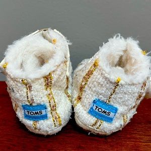 Toms crib shoes baby size 1 beautiful gold and cream color with faux fur trim